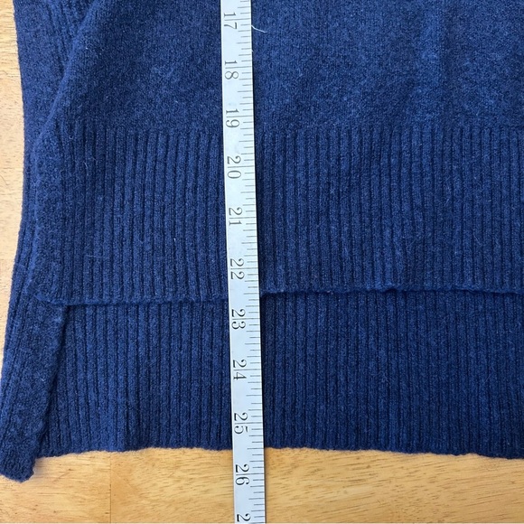 J. CREW V Neck Split Hem - Picture 10 of 10